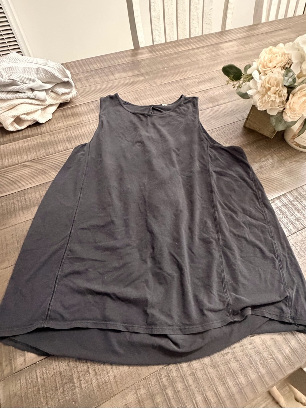 Black Hang-Back Sleeveless Tank - Picture 2 of 4